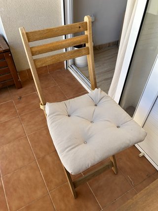 Conjunto mesa y 2 sillas madera (+ cojines)