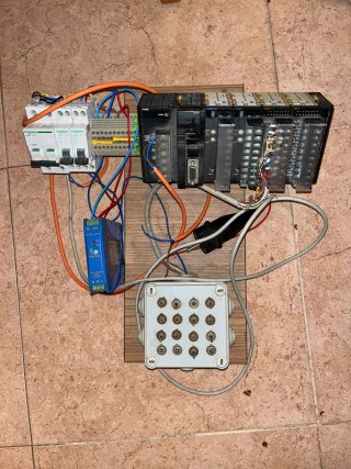 PLC Omron con interruptores y fuente