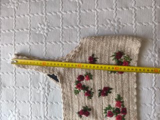 Top de ganchillo con flores bordadas