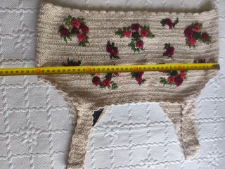 Top de ganchillo con flores bordadas