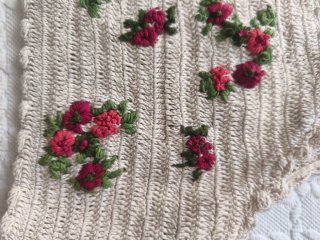 Top de ganchillo con flores bordadas