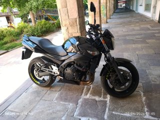Suzuki GSR600 Negra
