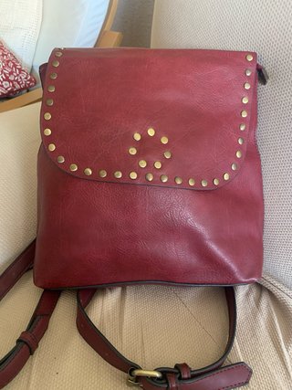 Mochila burdeos con tachuelas
