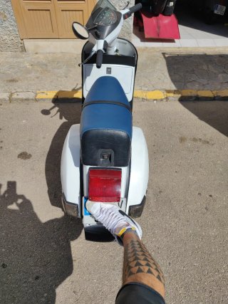 Vespa Blanca Scooter