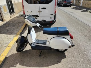 Vespa Blanca Scooter
