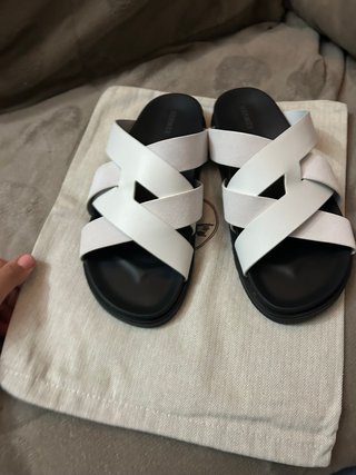 l sandali bianche e nere