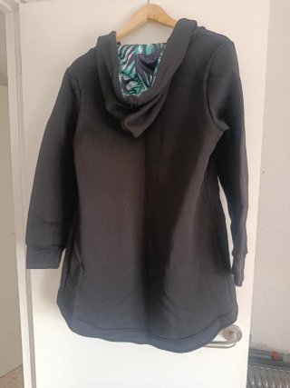 Chaquetón negro con capucha