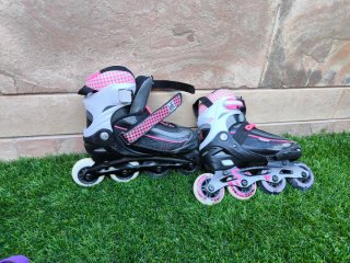Patines en línea infantiles rosas y negros.