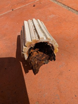 Escalera de piscina oxidada