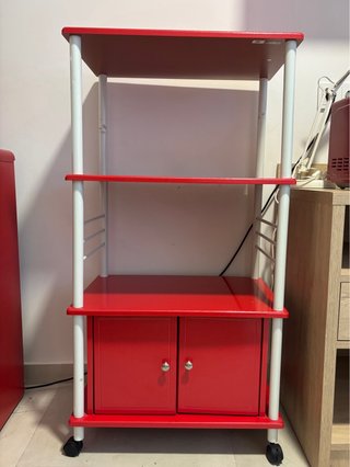 Mueble auxiliar rojo con ruedas