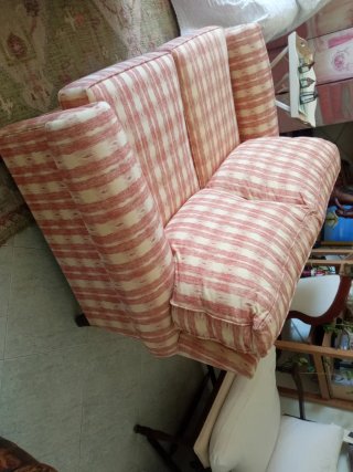 Sofá de 2 plazas con estructura de madera