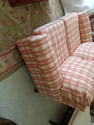 Sofá de 2 plazas con estructura de madera