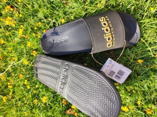 Chanclas Adidas Negras y Doradas