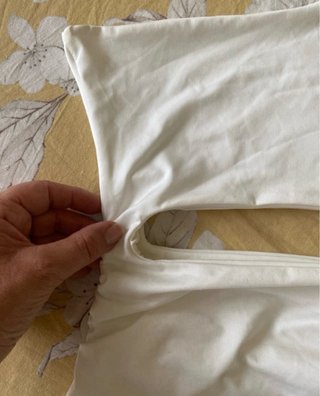 Tubino bianco monospalla con cut-out
