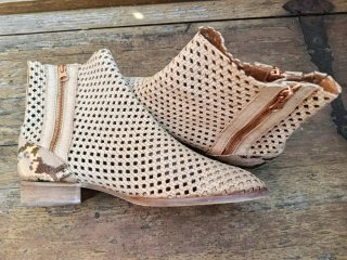 Botitas verano beige caladas