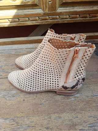 Botitas verano beige caladas
