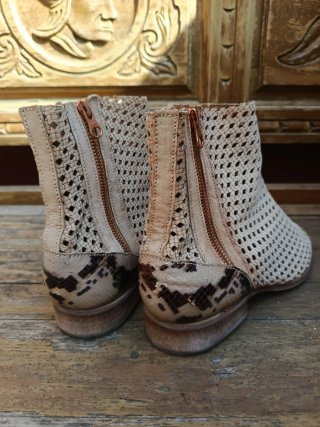 Botitas verano beige caladas