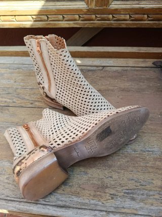 Botitas verano beige caladas