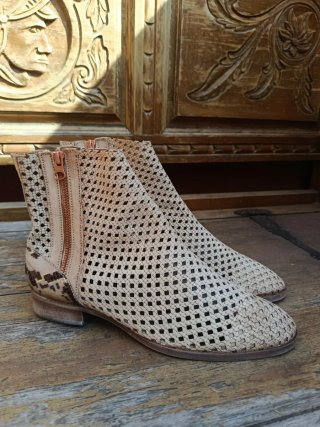 Botitas verano beige caladas