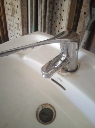 Lavabo Roca con pie y grifo moderno