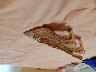 Zapatos dorados de tacón con pedrería