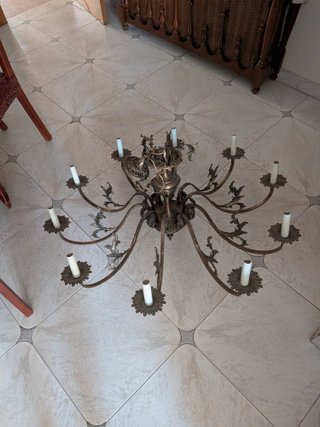 Lámpara de araña de bronce.