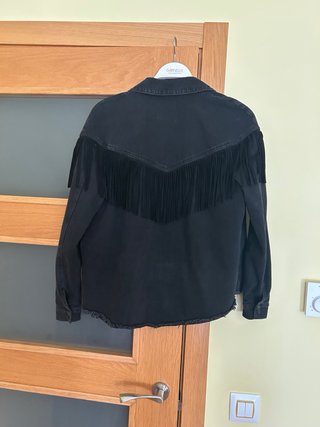 Cazadora Zara flecos negra