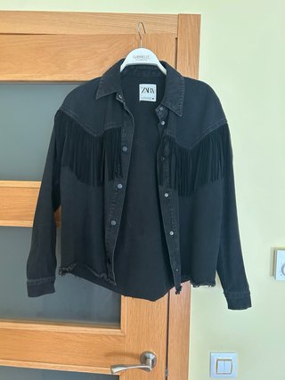Cazadora Zara flecos negra