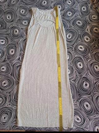 Vestido gris con escote