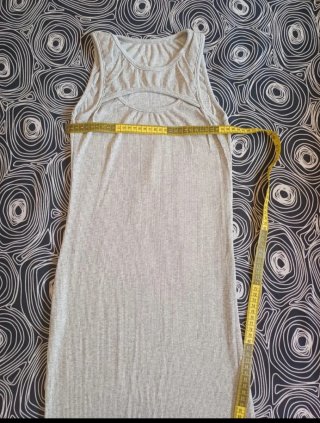 Vestido gris con escote