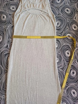 Vestido gris con escote