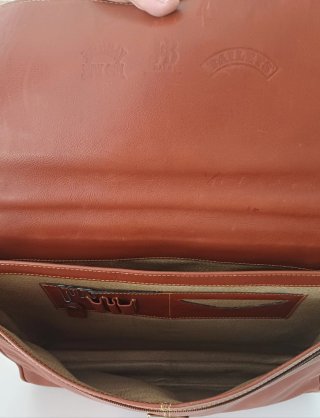 Cartera de piel marrón