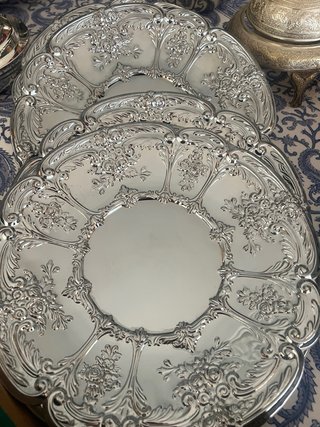 Platos de metal plateado decorados 12€ unidad
