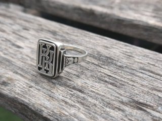 Anillo Art Déco Plata con Iniciales RK