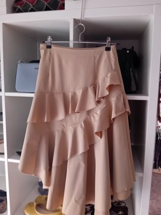 Falda asimétrica beige con volantes
