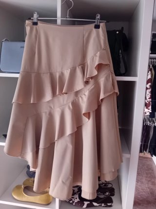 Falda asimétrica beige con volantes