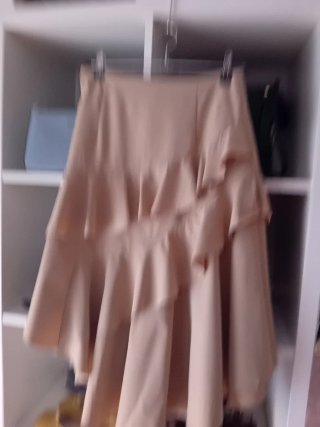 Falda asimétrica beige con volantes