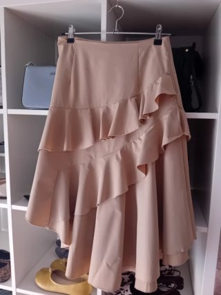 Falda asimétrica beige con volantes