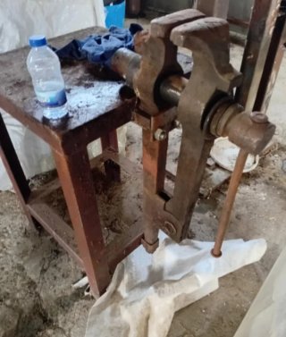 Torno de banco con mesa