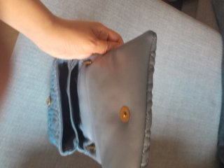 Bolso azul con cadena dorada