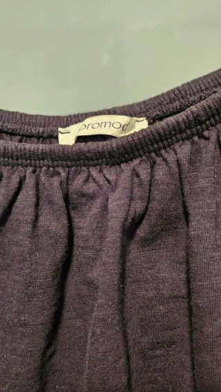 Camiseta negra sin mangas con volantes