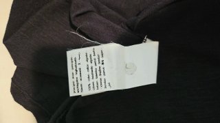 Camiseta negra sin mangas con volantes