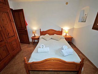 Cama matrimonio madera, colchón y mesillas