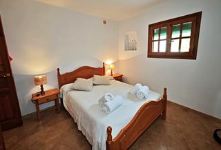 Cama matrimonio madera, colchón y mesillas