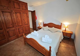 Cama matrimonio madera, colchón y mesillas