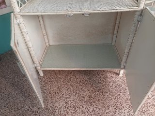 Estantería de mimbre blanca con puertas