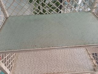Estantería de mimbre blanca con puertas