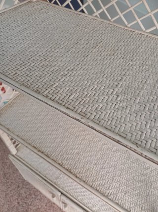 Estantería de mimbre blanca con puertas