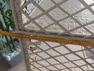 Estantería de mimbre blanca con puertas