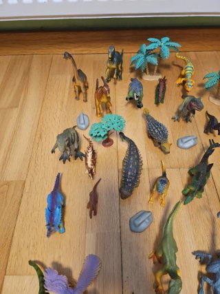 Lote de dinosaurios de juguete